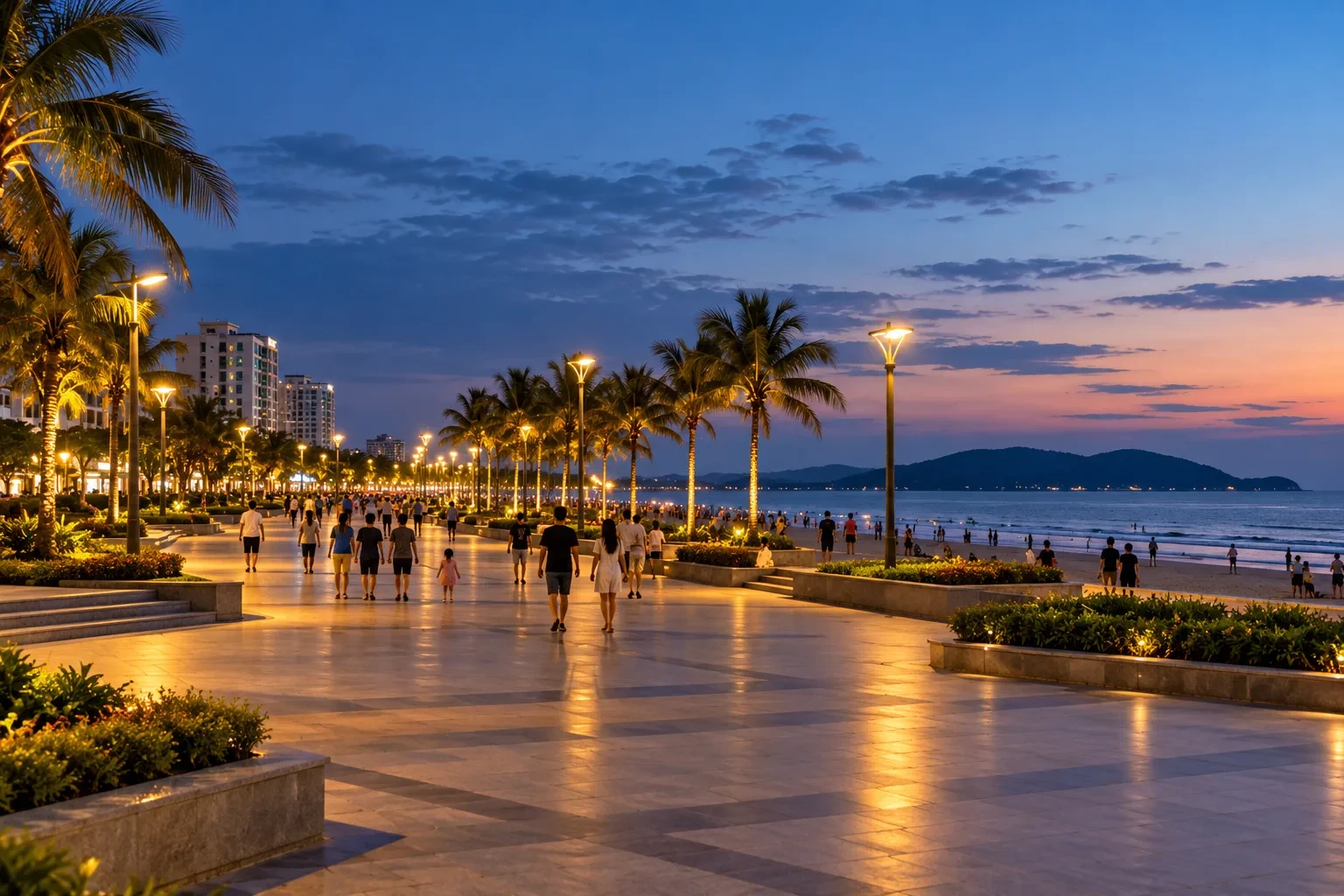 Không gian đi bộ ven biển khi thành phố lên đèn